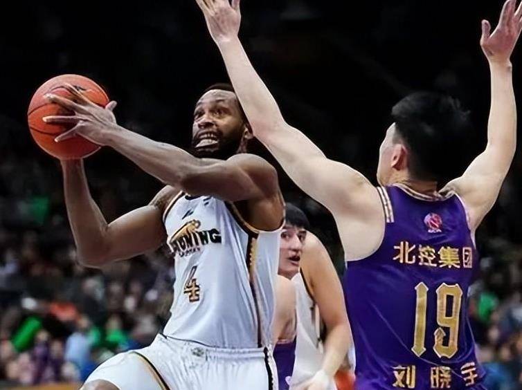 关于里昂主场击败对手，稳坐积分榜第三的信息